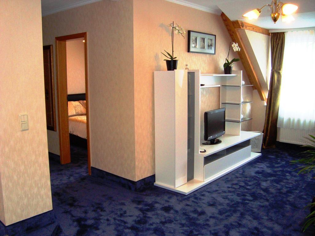 Hotel Zum Goldenen Hirsch Sankt Kilian Bagian luar foto