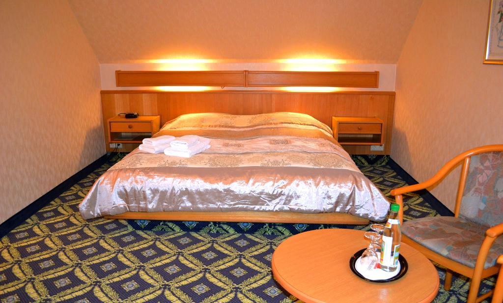 Hotel Zum Goldenen Hirsch Sankt Kilian Bagian luar foto
