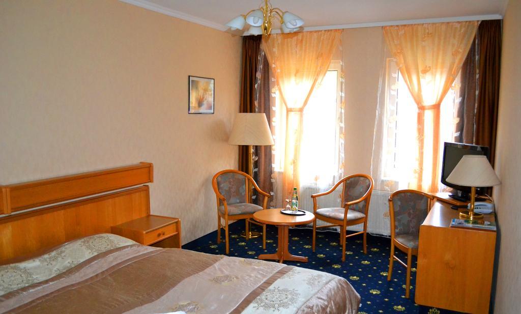 Hotel Zum Goldenen Hirsch Sankt Kilian Bagian luar foto