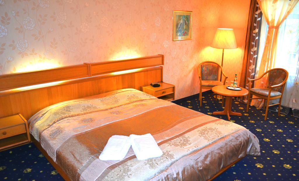 Hotel Zum Goldenen Hirsch Sankt Kilian Bagian luar foto