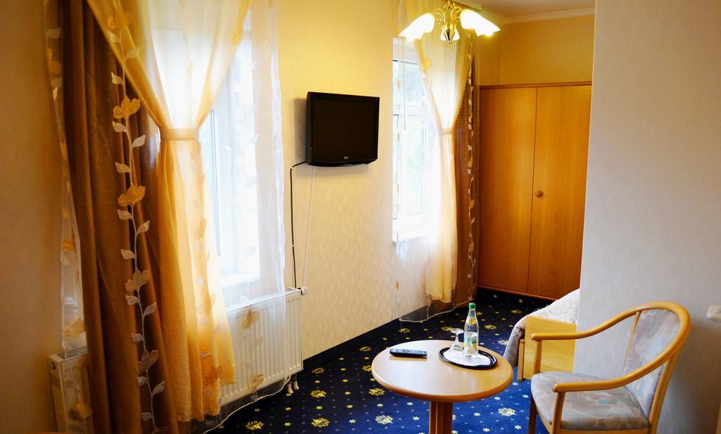 Hotel Zum Goldenen Hirsch Sankt Kilian Bagian luar foto