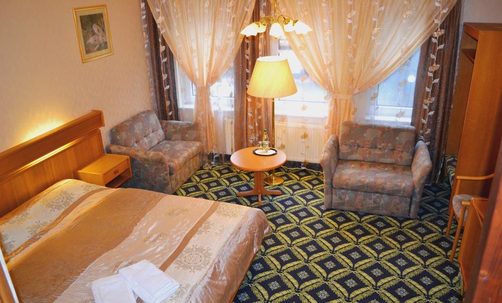 Hotel Zum Goldenen Hirsch Sankt Kilian Ruang foto