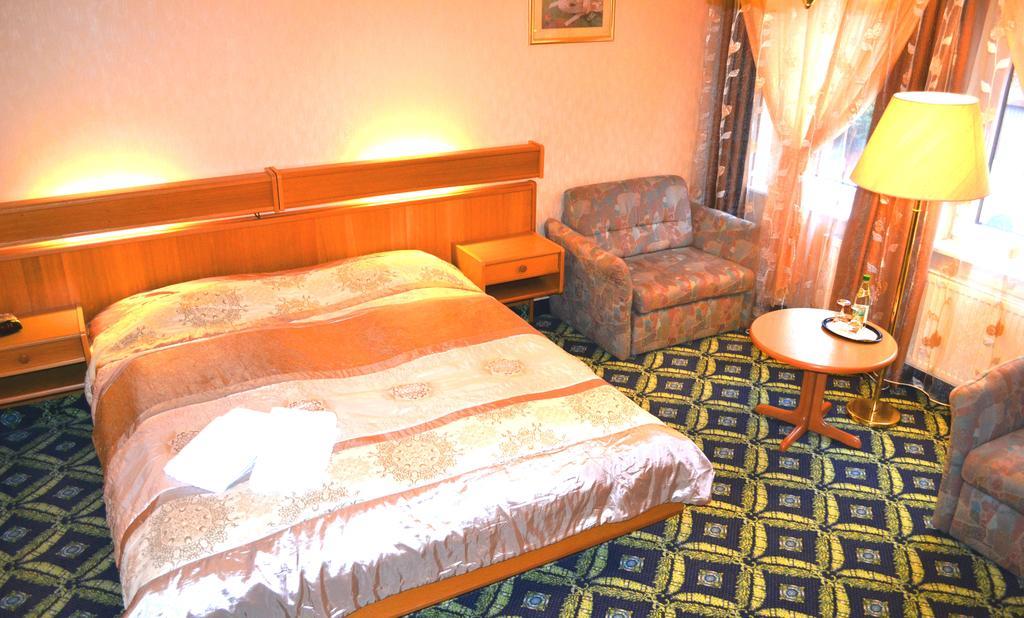 Hotel Zum Goldenen Hirsch Sankt Kilian Ruang foto