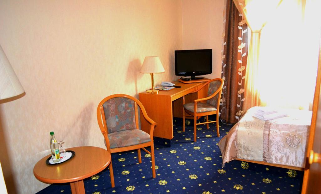 Hotel Zum Goldenen Hirsch Sankt Kilian Ruang foto