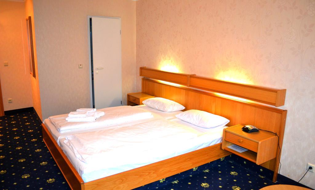 Hotel Zum Goldenen Hirsch Sankt Kilian Ruang foto