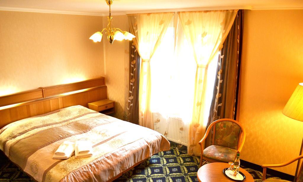 Hotel Zum Goldenen Hirsch Sankt Kilian Bagian luar foto