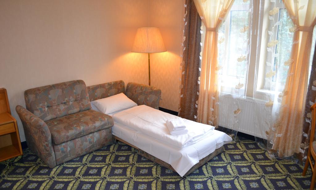 Hotel Zum Goldenen Hirsch Sankt Kilian Ruang foto