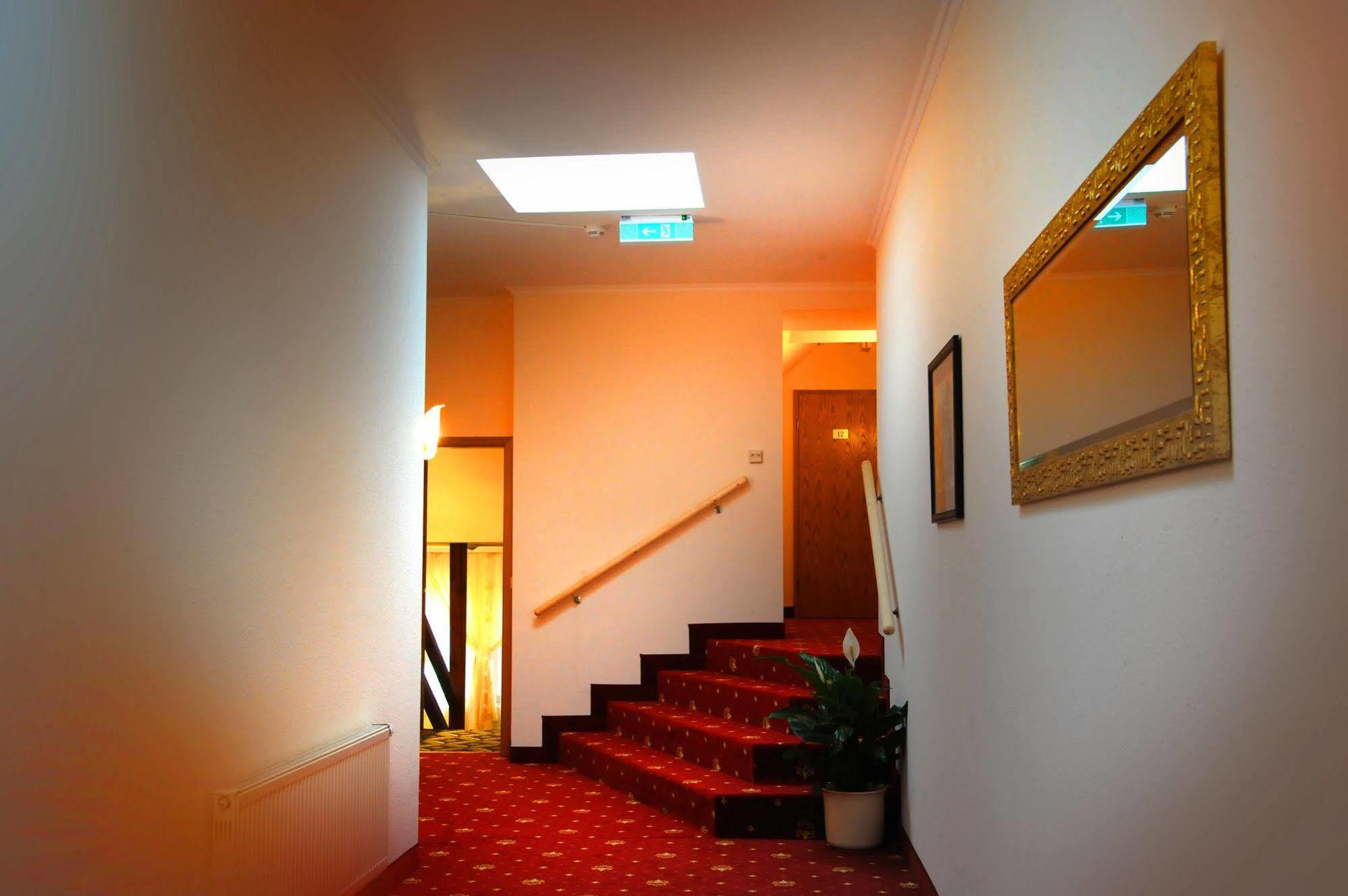 Hotel Zum Goldenen Hirsch Sankt Kilian Bagian luar foto